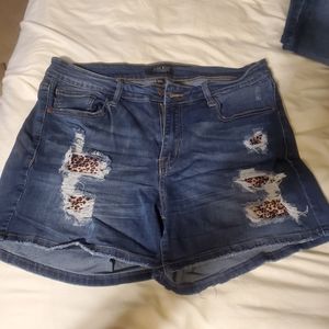 Judy blue short with cheetah print 1x